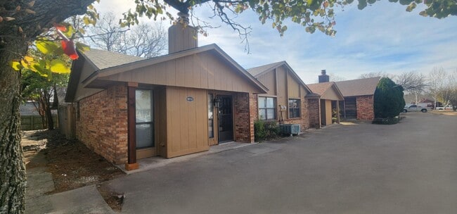 Building Photo - 907 NE Tortoise Dr