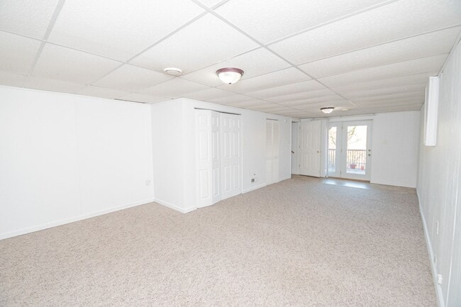 Building Photo - 2 bed 1 bath Duplex with basement in Portage