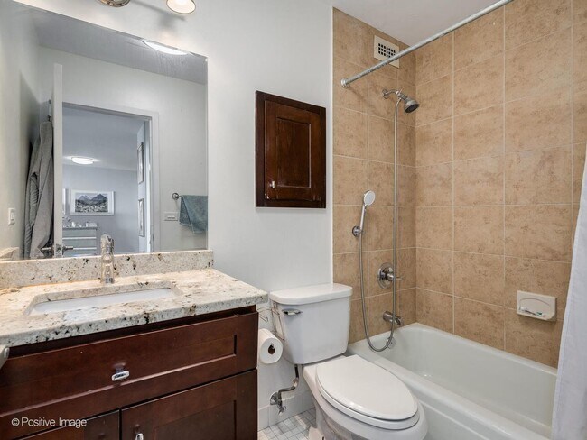 Building Photo - 1850 N Clark St