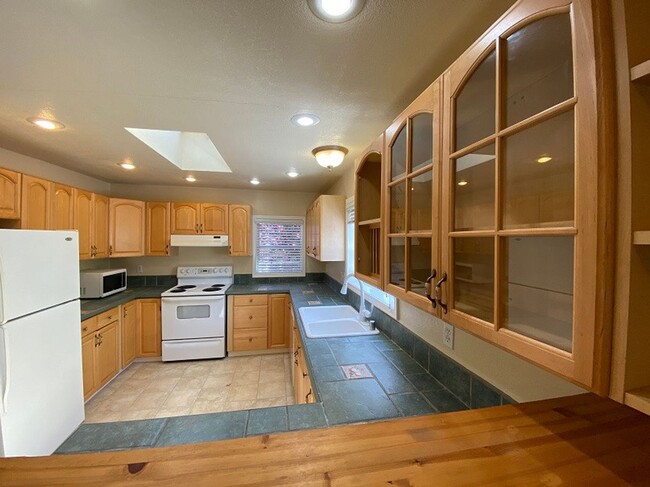 Building Photo - Charming Two Bedroom Napa Home for Rent – ...