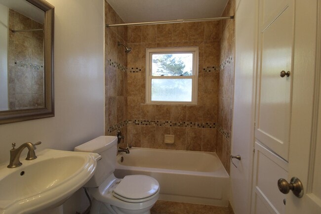 Building Photo - 2 Bedroom 1 Bath Home in Roeland Park