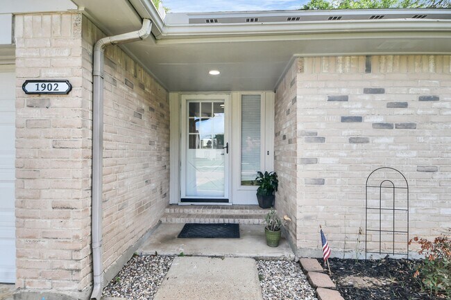 Building Photo - 1902 Kings Arms Way