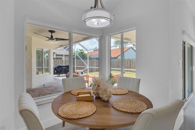 Building Photo - 9585 Carousel Cir S