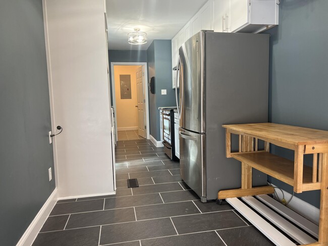 Building Photo - 110 Miller St