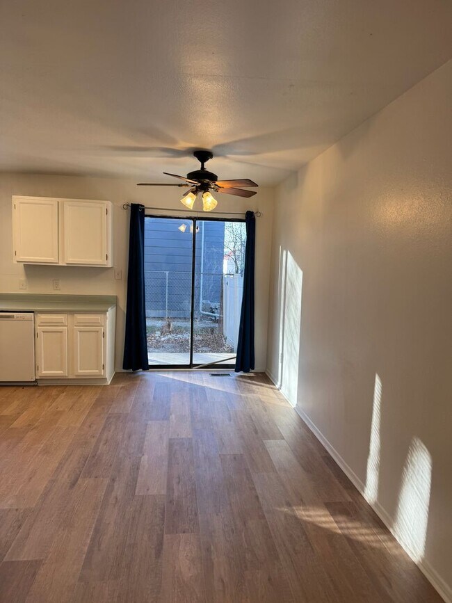 Building Photo - Ground Level - 2 Bed, 1 Bath Townhouse!!!