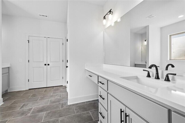 Building Photo - 585 S Rainbow Rd