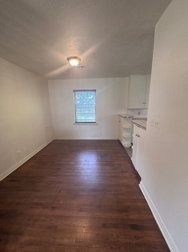 Building Photo - 2 Bed/1 bath home near Norman North