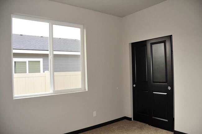 Building Photo - Woodbridge South Neighborhood 3/2