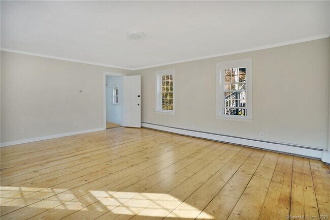 Building Photo - 752 Main St