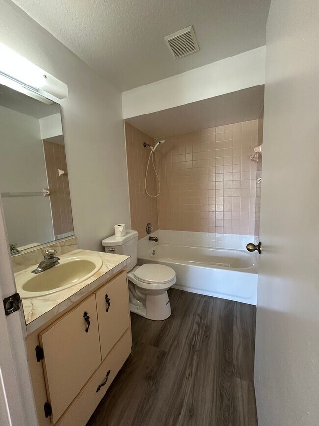 Building Photo - Affordable and move-in ready!