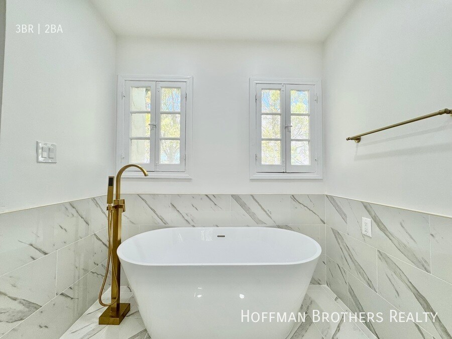 Building Photo - 302 N Mansfield Ave