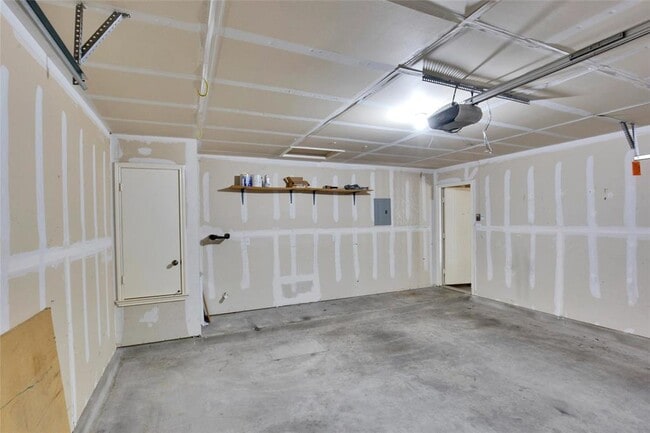 Building Photo - 210 Lollipop Ln