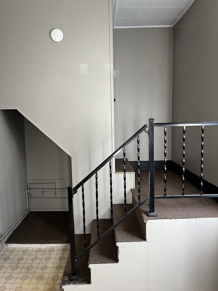 Private entryway at 1st floor - 445 Main St