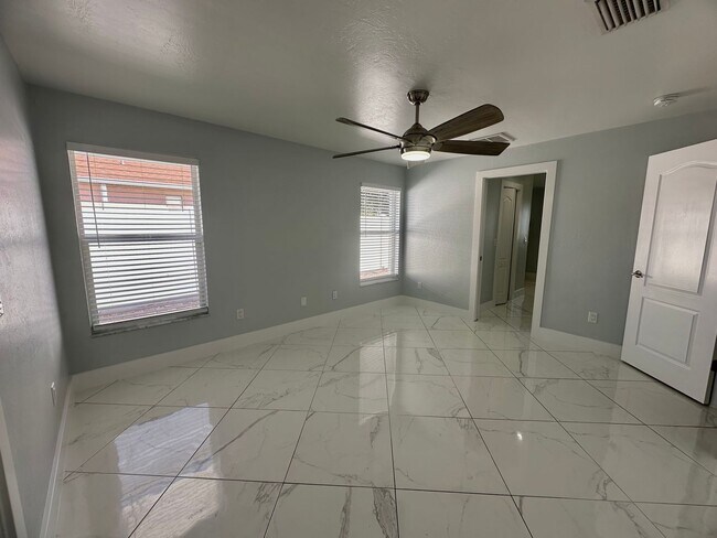 Building Photo - Stunning 3 Bedroom + Den Home with Fence + Screened Lanai in Great Location!