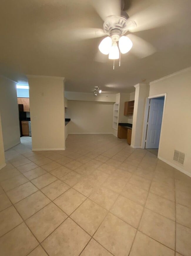 Building Photo - Spacious 2BR/2BA First-Floor Condo with Garage