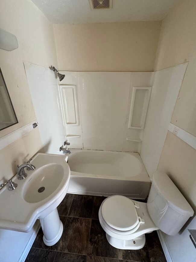 Building Photo - 132 Woodland Ave