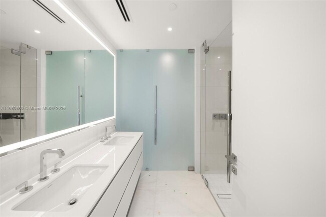 Building Photo - 300 Biscayne Blvd Way