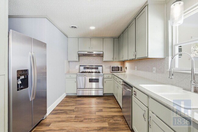 Building Photo - 6809 Columbia Dr