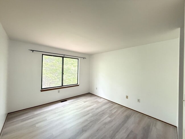 Building Photo - 134 English Ct