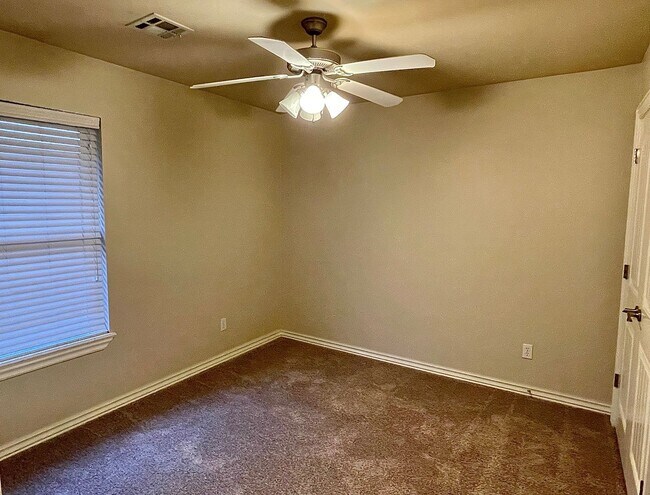 Building Photo - Great 4 Bed In Edmond Schools!!