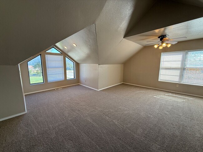 Building Photo - Huge 4 Bedroom in West Tulsa