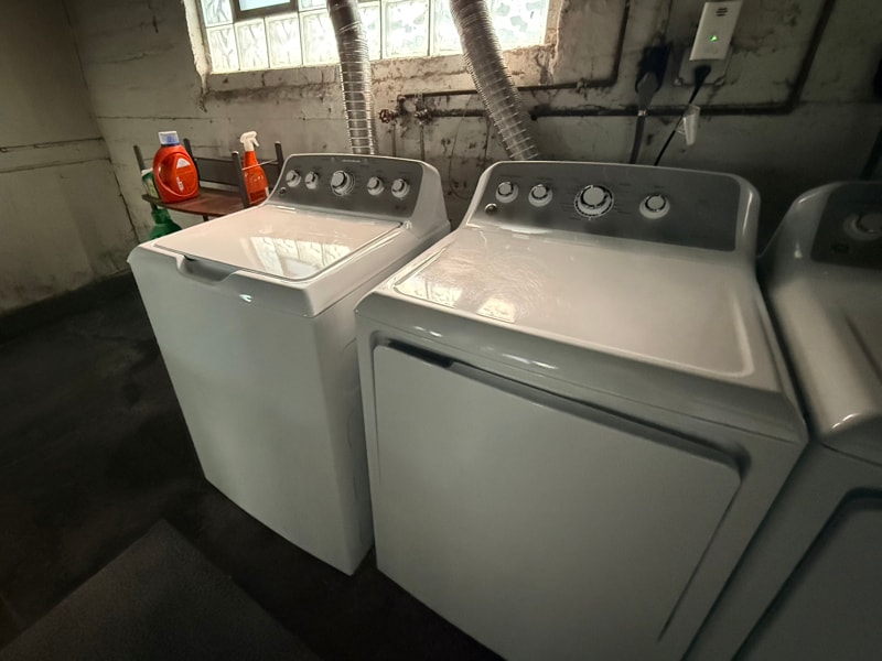 Building Photo - 2163 Chesterland Ave