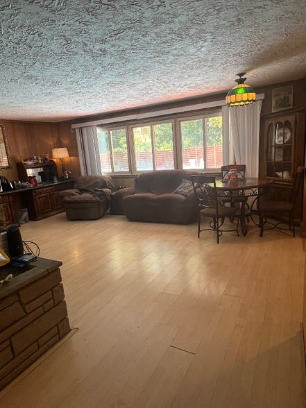 Building Photo - 422 Laurel Ave