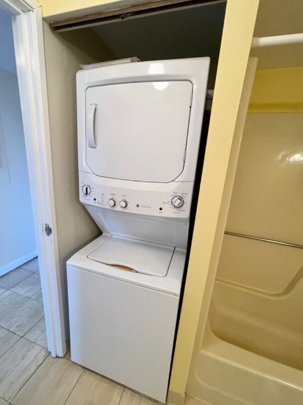 Building Photo - 100 Cove Way