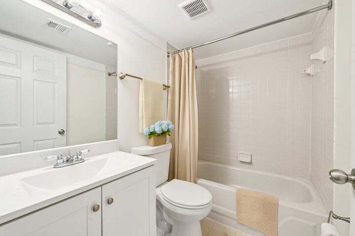 Building Photo - 4075 Village Dr