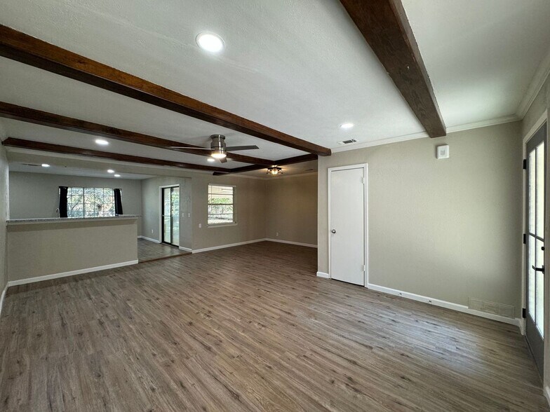 Building Photo - 2624 Woodlawn Dr