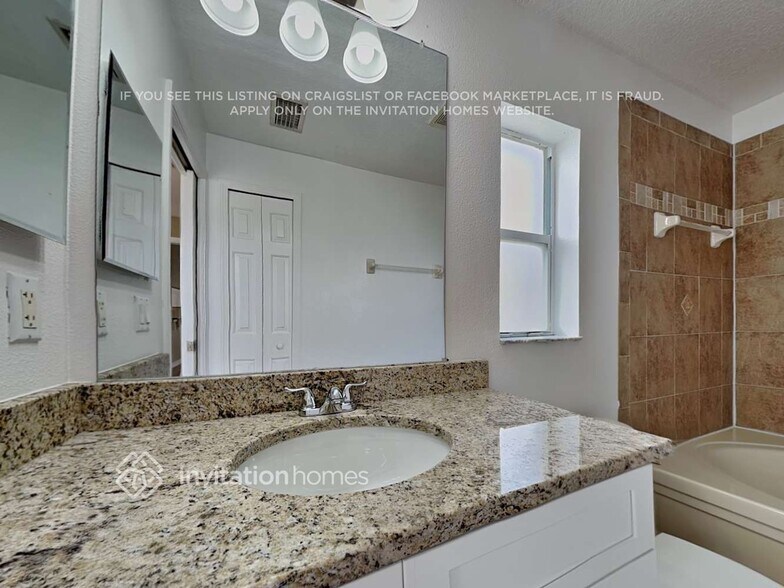 Building Photo - 2458 Hamlet Cir