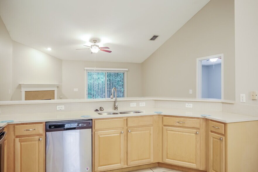 Building Photo - 2171 S Cranbrook Ave