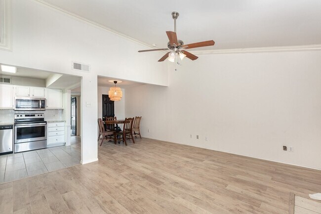 Building Photo - 8750 Park Ln