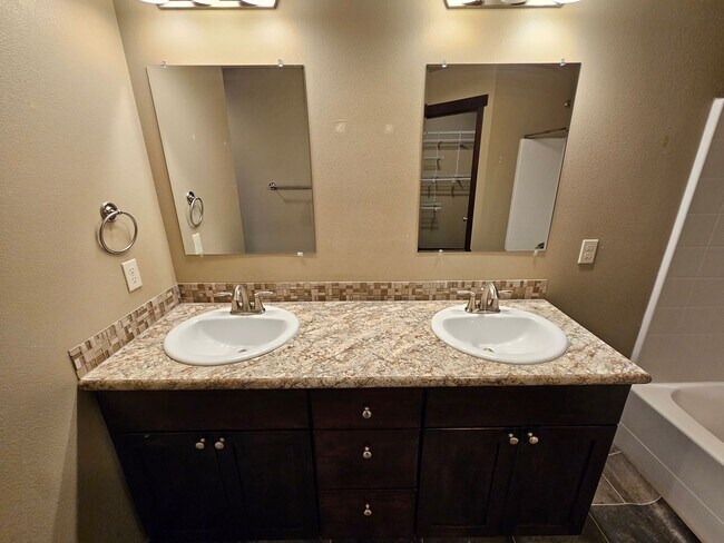 Building Photo - 713 Park Ln