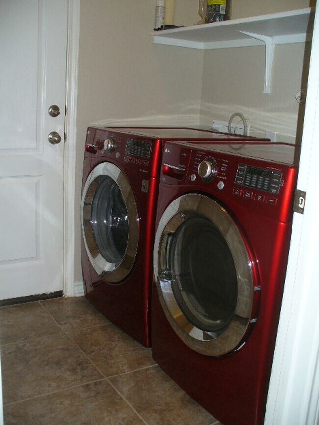 Building Photo - 4 Bedroom home ready for move-in