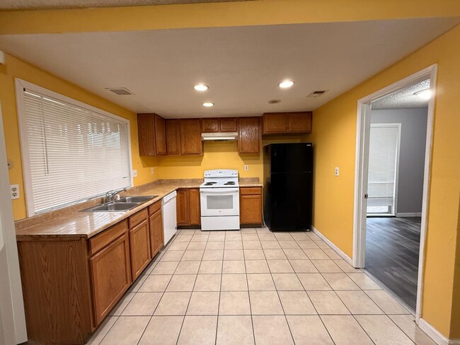 Building Photo - Beautiful 3 Bedroom Single-Family Home!