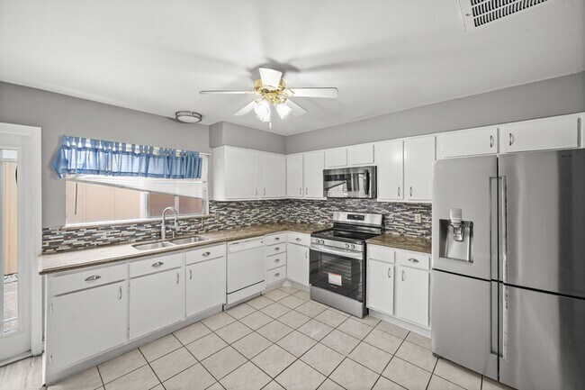 Building Photo - 2313 Crescent Park Dr