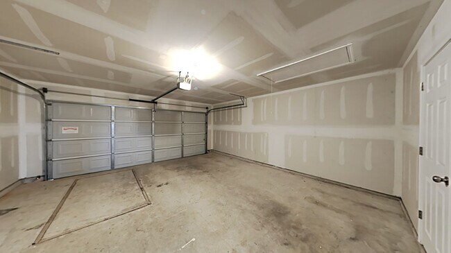 Building Photo - Very Nice 3 Bedroom 2 Bath Home in Yukon Schools