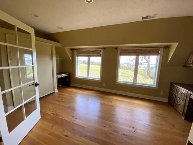 Building Photo - 5bd/5ba +HUGE BARN & SHOP - Absolutely LUX...