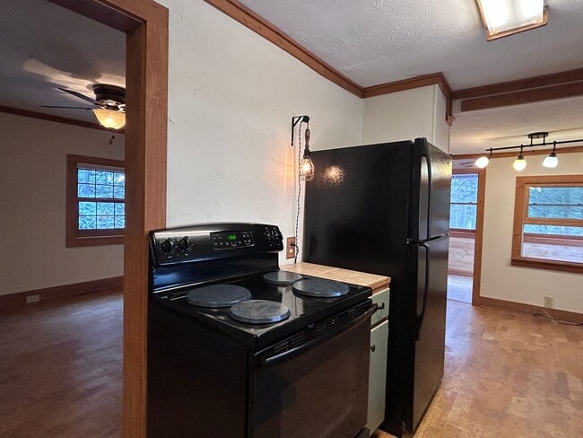 Building Photo - Creekside Cottage Living with Bonus Studio Space