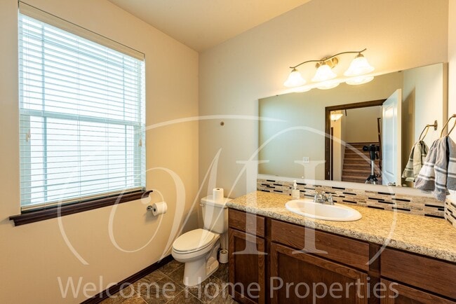 Building Photo - Newer Large Home in Great Neighborhood wit...