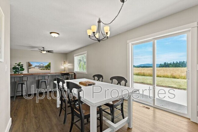 Building Photo - 753 SE Boysen Ln