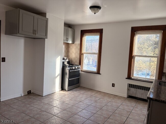 Building Photo - 35 Marsellus Pl