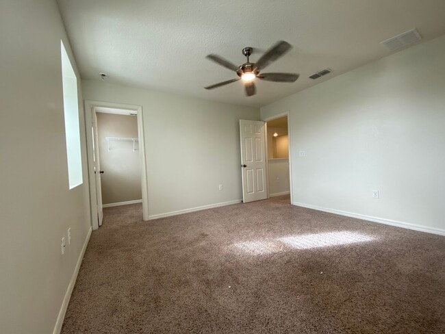 Building Photo - Stunning 5 Bedroom Pool Home in Orchard Hi...