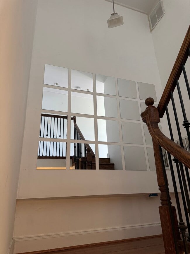 Building Photo - Spacious 4 Bed / 3 Bath Townhome in the He...