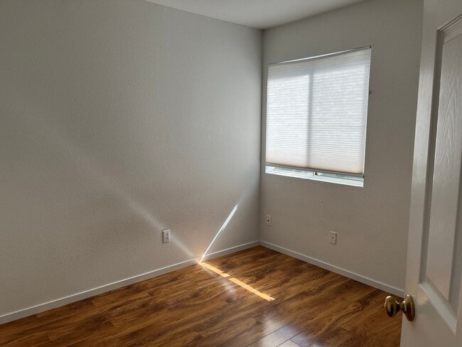 Building Photo - Cozy  Home