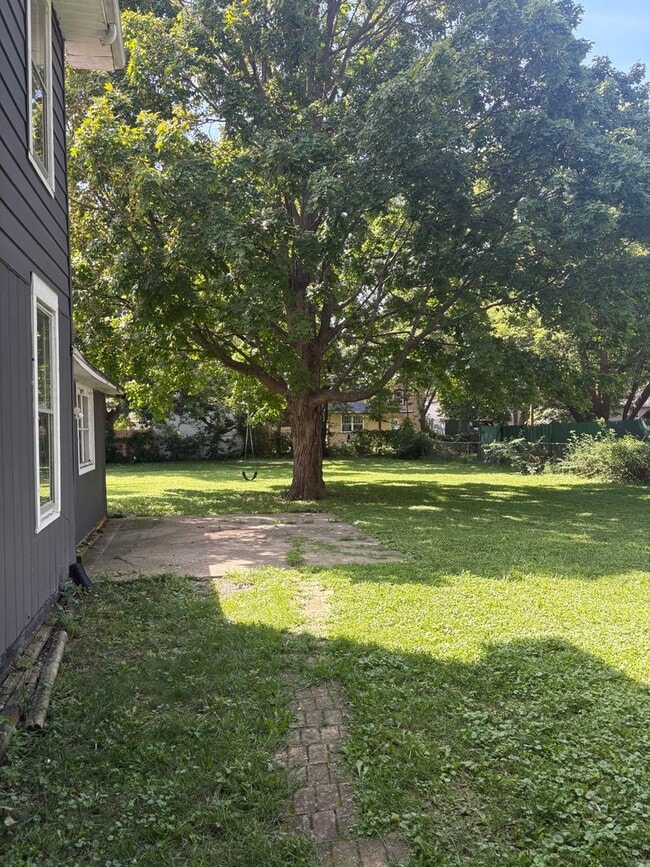 Building Photo - SPACIOUS 4 BEDROOM HOME READY TO WELCOME YOU