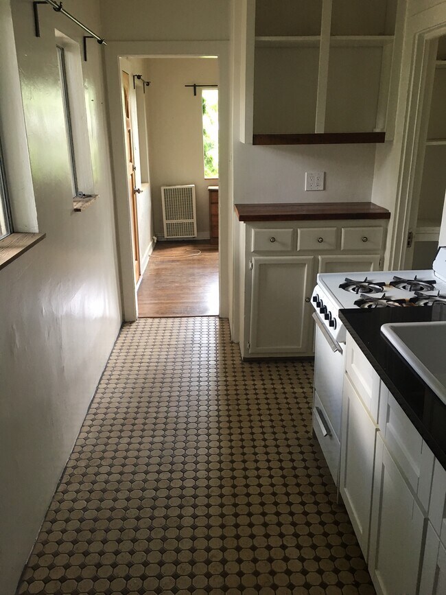 From kitchen into LR - 1732 Kent St