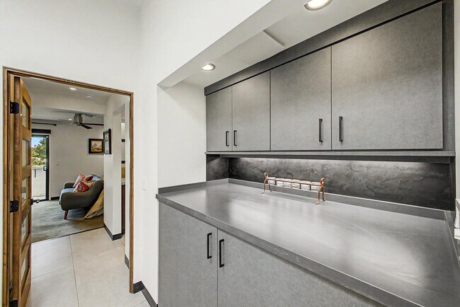 Building Photo - 3057 E Rose Ln