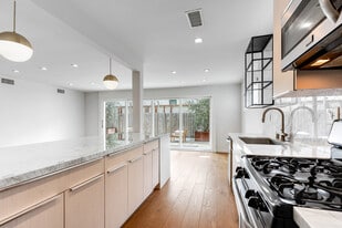 Building Photo - 938 N Croft Ave